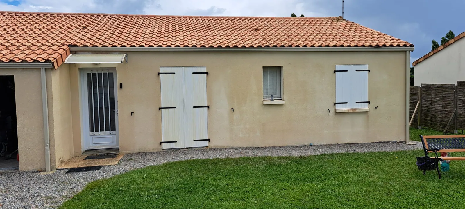Nettoyage de toiture et traitement des façades d'un pavillon